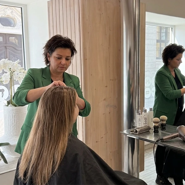 Dámský střih – dlouhé vlasy (pod ramena)