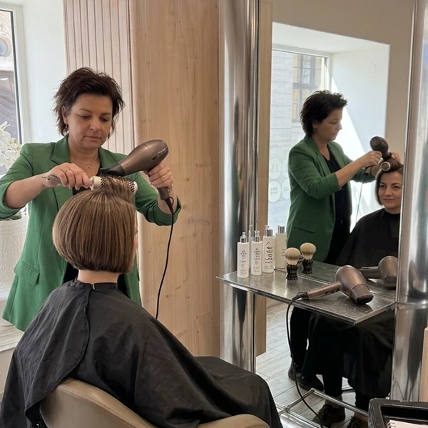 Mytí a foukaná – střední vlasy (mikádo, po ramena)