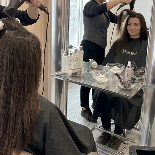 Mytí a foukaná – dlouhé vlasy (pod ramena)