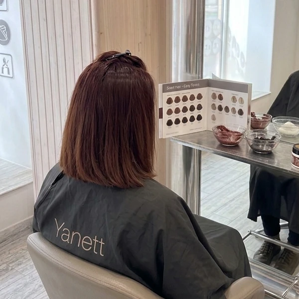 Dámské barvení / přeliv – střední vlasy (mikádo, po ramena)