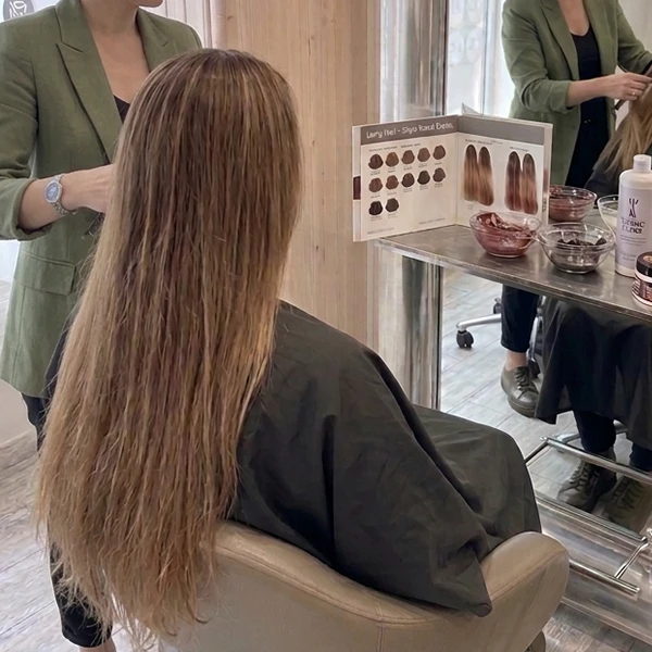 Dámské barvení / přeliv – dlouhé vlasy (pod ramena)