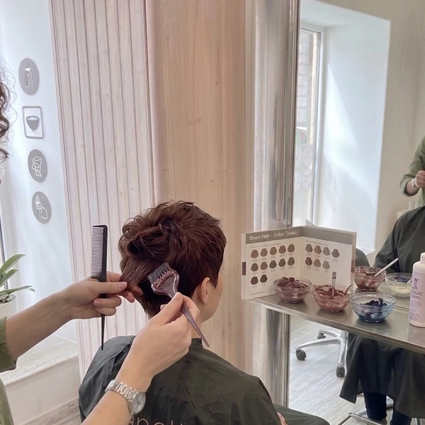 Zesvětlení vlasů / melír – krátké vlasy