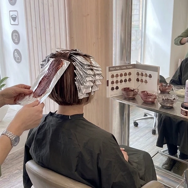 Zesvětlení vlasů / melír – střední vlasy (mikádo, po ramena)