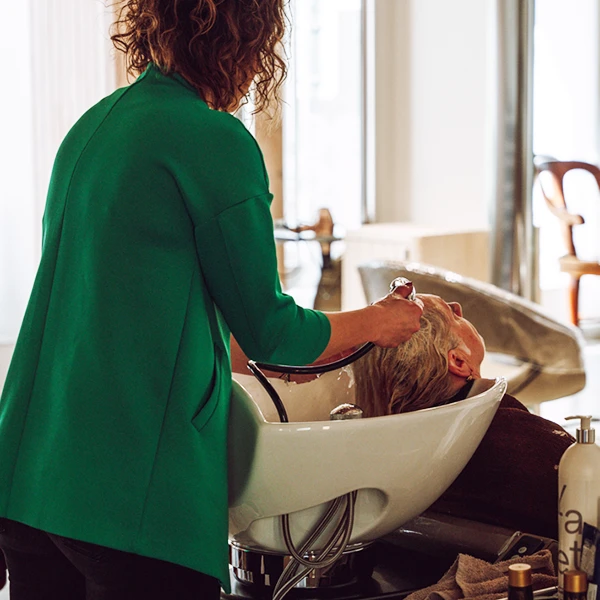 Mytí a foukaná – krátké vlasy